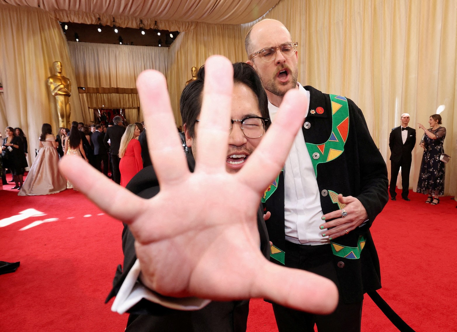 Daniel Kwan y Daniel Scheinert posan en la alfombra roja durante las llegadas de los Oscar a los 96º Premios de la Academia en Hollywood, los Ángeles, California, EE.UU.