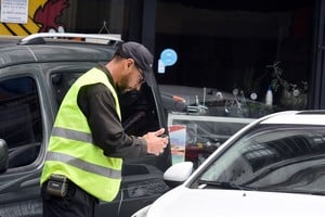 Un inspector municipal labra una multa a un conductor que cometió una contravención. La foto es sólo ilustrativa.