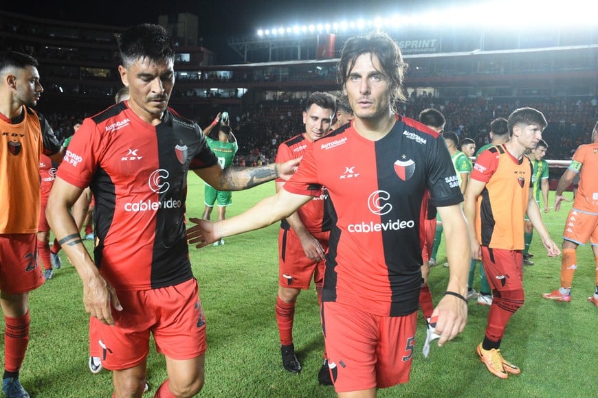 La foto con los que alzan la voz de la experiencia: Paolo Goltz y Sebastián Prediger. El defensor fue el autor del gol y luego cometió el penal que le dio el empate a los marplatenses. El volante se retiró con una molestia física y será cuidado hasta el domingo. Crédito: Manuel Fabatía