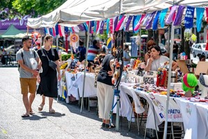 "La propuesta de Ferias y Mercados es a lo largo y a lo ancho de la ciudad en más de 34 barrios, para que las vecinas y los vecinos puedan acercarse a estos espacios de cercanía y consumir en las ferias de economía social productos de muy buena calidad hechos por rosarinas y rosarinos a precios justos", destacó. 
Foto: Gentileza