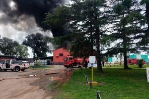 El incendio se desató dentro de una de las naves de depósito de solventes. Crédito: Gentileza.