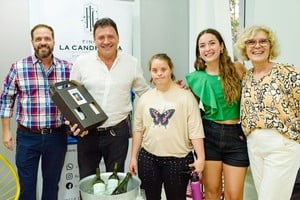 Marina tiene síndrome de Down, encontró su vocación en la pintura y una de sus obras, de arte abstracto, llegó a los dueños de la bodega mendocina. Foto: Gentileza