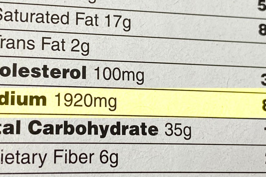 Una de las herramientas clave en esta lucha contra el sodio es la etiqueta de Información Nutricional.
