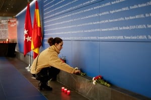 La gente dejó flores y velas en un nuevo monumento inaugurado en la estación de Atocha, donde explotó uno de los trenes y hacia donde se dirigían los otros tres. Créditos: Reuters