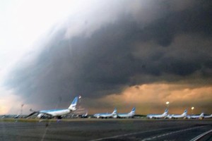 Una intensa tormenta eléctrica generó caos en los aeropuertos de Buenos Aires.