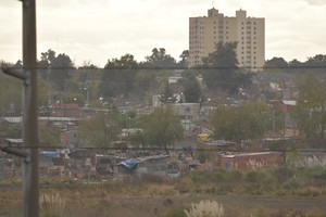 Contrastes. El trabajo indaga sobre causas y efectos acerca de la desigualdad entre las naciones, desde una visión que focaliza en el origen del poder, la prosperidad y la pobreza.