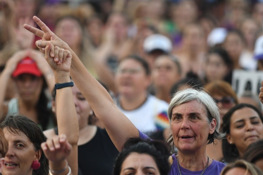 Una nueva marcha en conmemoración por el día de la mujer se desarrolló ayer lunes.