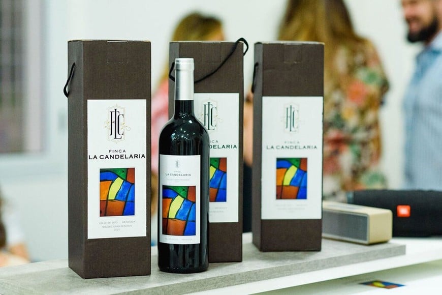 Marina tiene síndrome de Down, encontró su vocación en la pintura y una de sus obras, de arte abstracto, llegó a los dueños de la bodega mendocina. Foto: Gentileza