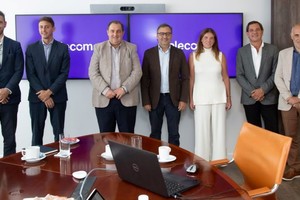 El anuncio de Telecom fue realizado en el marco de una visita de Juan Pablo Poletti, intendente de Santa Fe a Pablo Casey, Director de Asuntos Legales e Institucionales.