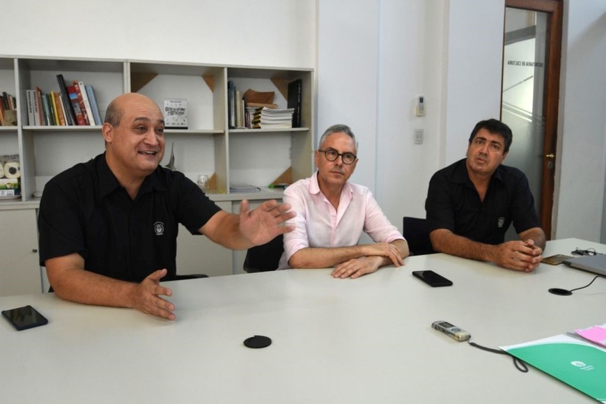 Omar Lacuadra (director de la Banda Sinfónica Municipal), Pablo Villaverde Urrutia (subsecretario de Cultura de la ciudad de Santa Fe) y Víctor Malvicino (subdirector de la Banda).