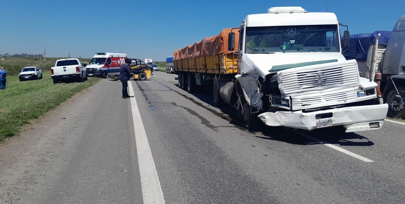 Un camión, una camioneta y una maquinaria vial, accidentados en la Autopista Santa Fe - Rosario