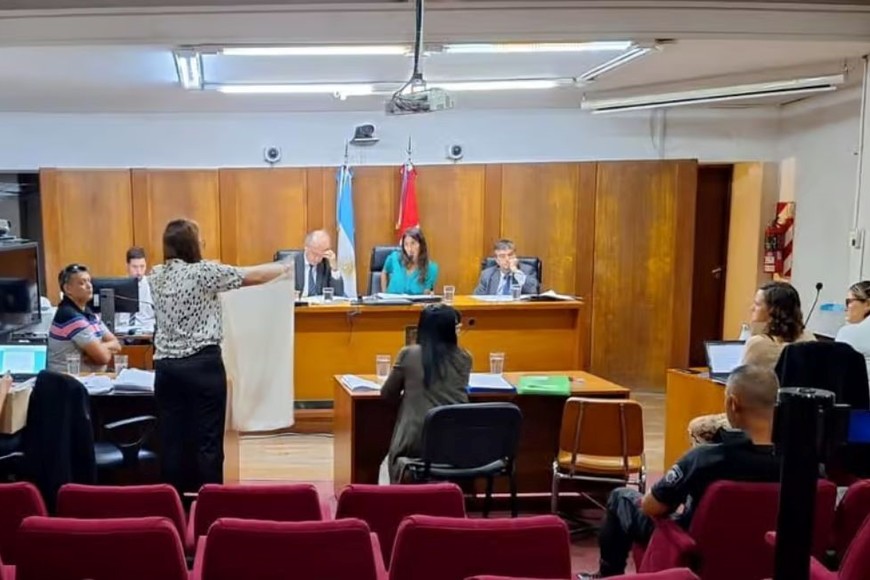 La fiscal Florencia Schiappa Pietra mostrando la manta con la cual el preparador "cubría" a sus víctimas.