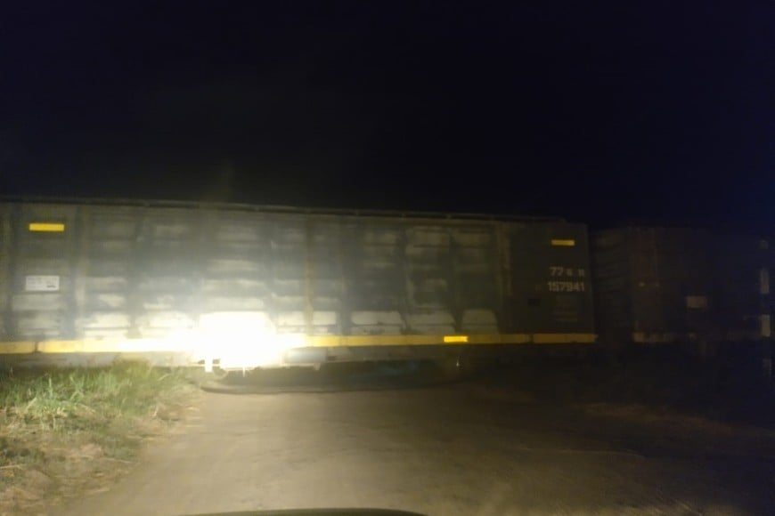 El tren con decenas de vagones con maíz, quedó cruzado en la calle C. Gagliano. Crédito: Nahuel Peratitis
