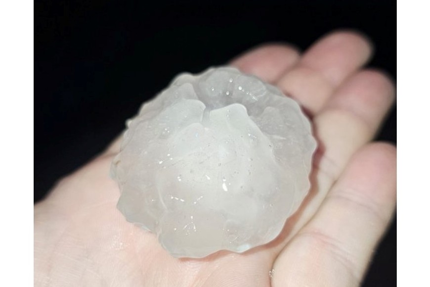 Uno de los trozos de hielo que provocaron daños en Rosario. Crédito: @YojuanJunco