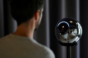 Un “Orb”, un dispositivo esférico de escaneo de iris utilizado por Worldcoin. Foto: Reuters