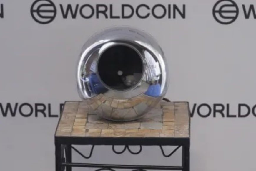 Un “Orb”, un dispositivo esférico de escaneo de iris utilizado por Worldcoin.