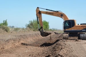 “La defensa perimetral de María Susana es un reclamo histórico de los vecinos, cuya obra permitirá reducir el riesgo hídrico del área urbana, debido a que María Susana sufre anegamientos frecuentes, también en las zonas rurales”, indicó el secretario de Recursos Hídricos.