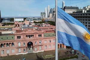 An Argentinian flag waves outside the Casa Rosada Presidential Palace ahead of the November 19 runoff election, in Buenos Aires, Argentina November 15, 2023. REUTERS/Agustin Marcarian