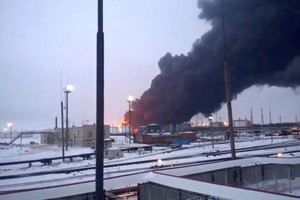 Mientras, la guerra sigue: ataque de drones rusos a la localidad de Sumy; y ataque opr un avión no tripulado a una refinería rusa en Ryazan. Fotos: Reuters