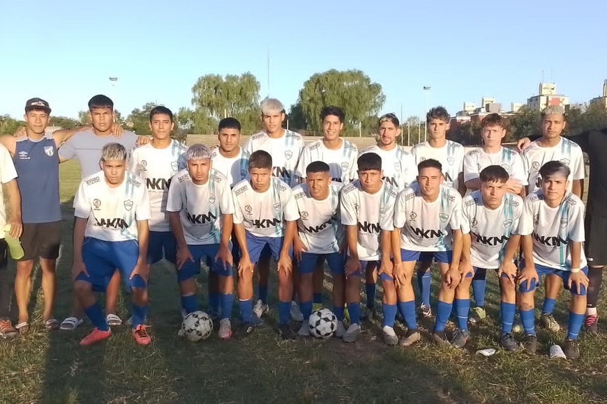 Los juveniles en plena actividad. Apoyados por la empresa Winkelmann que aporta indumentaria y otros elementos para que no falten en la práctica diaria.