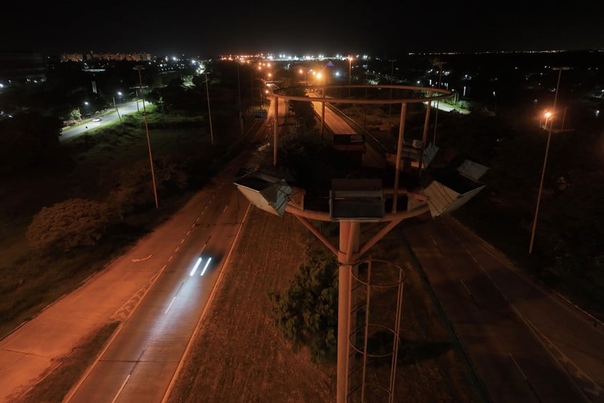 Apenas una luz tenue se hace notar en la noche con las lámparas de sodio que persisten al paso del tiempo. Crédito: Fernando Nicola