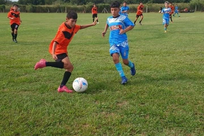 Los pibes, primero. El club Nuevo Horizonte apuesta fuerte al semillero y por eso una muy buena cantidad de niños participan de la práctica del fútbol.