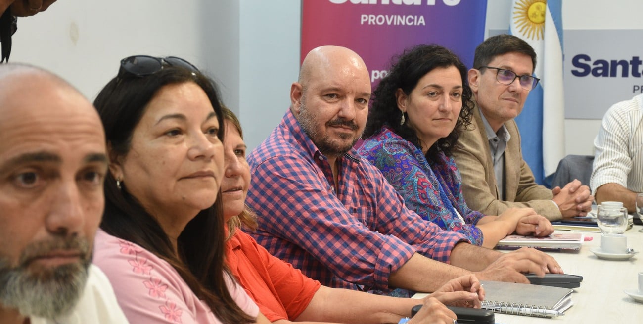 En la mesa de negociación estuvieron, además de las autoridades provinciales, referentes de los gremios UDA, Amet, Amsafe y Sadop. Foto: Luis Cetraro