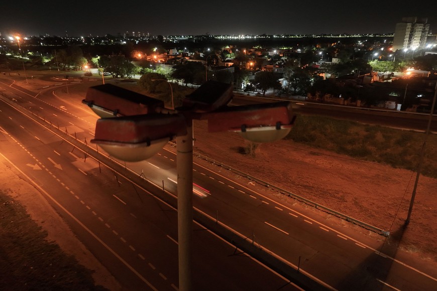 Frente a barrio El Pozo hay torres de iluminación que no funciona. Crédito: Fernando Nicola
