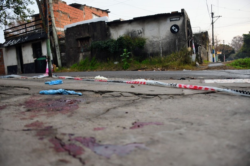 Armas y amenazas, una práctica común entre las bandas criminales que operan en Rosario. Crédito: Marcelo Manera