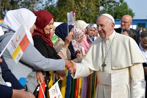 Pope Francis greets women during a visit to a rural social service run by the Daughters of Charity of St. Vincent de Paul in Temara, near Rabat, Morocco March 31, 2019. Vatican Media/­Handout via REUTERS    ATTENTION EDITORS - THIS IMAGE WAS PROVIDED BY A THIRD PARTY. marruecos papa francisco visita oficial del papa celebracion misa sumo pontifice actividad papal