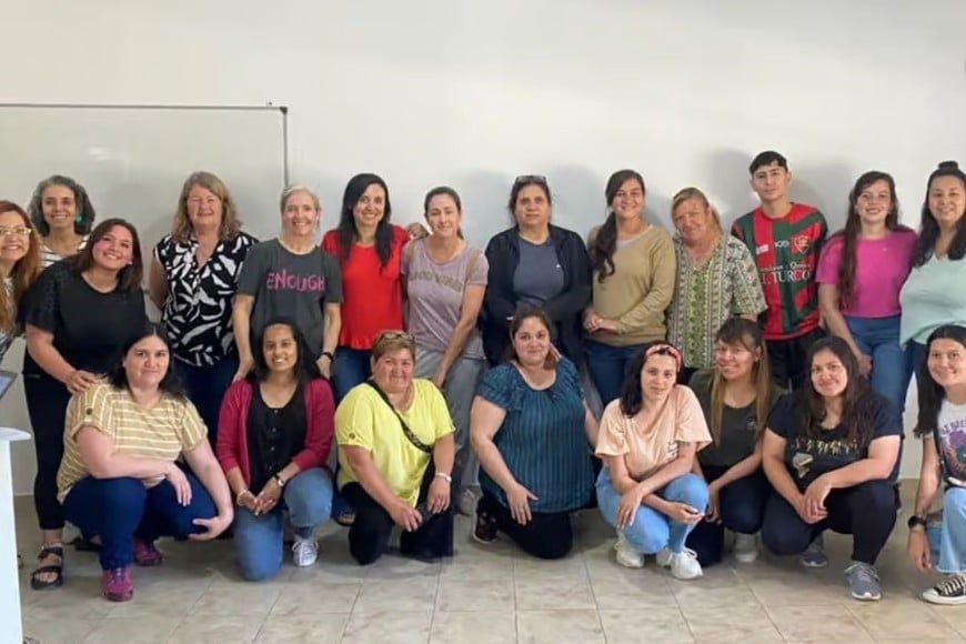 Mercedes Manfroni y Jorgelina Aguirre, junto a emprendedores, tras una capacitación en Maggiolo. Foto: Gentileza
