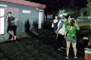 Mientras se desarrollaba el partido, entraron al vestuario y vaciaron las billeteras de todo el plantel, llevándose una importante suma de dinero y dejando el espacio en desorden.