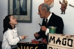 El mago Dingo en acción, en una de sus tantas presentaciones ante el público infantil, que continuó hasta su vejez. Foto: Archivo