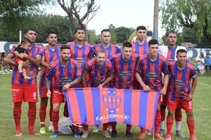 La Perla espera por Sanjustino. Duelo de instituciones históricas de la Liga. El equipo de Tobaldo viene de igual el clásico de la ciudad de Recreo. En tanto, Marcelo Molina y sus dirigidos vencieron a Independiente en la vecina ciudad de Santo Tomé. Créditos: Luis Cetraro