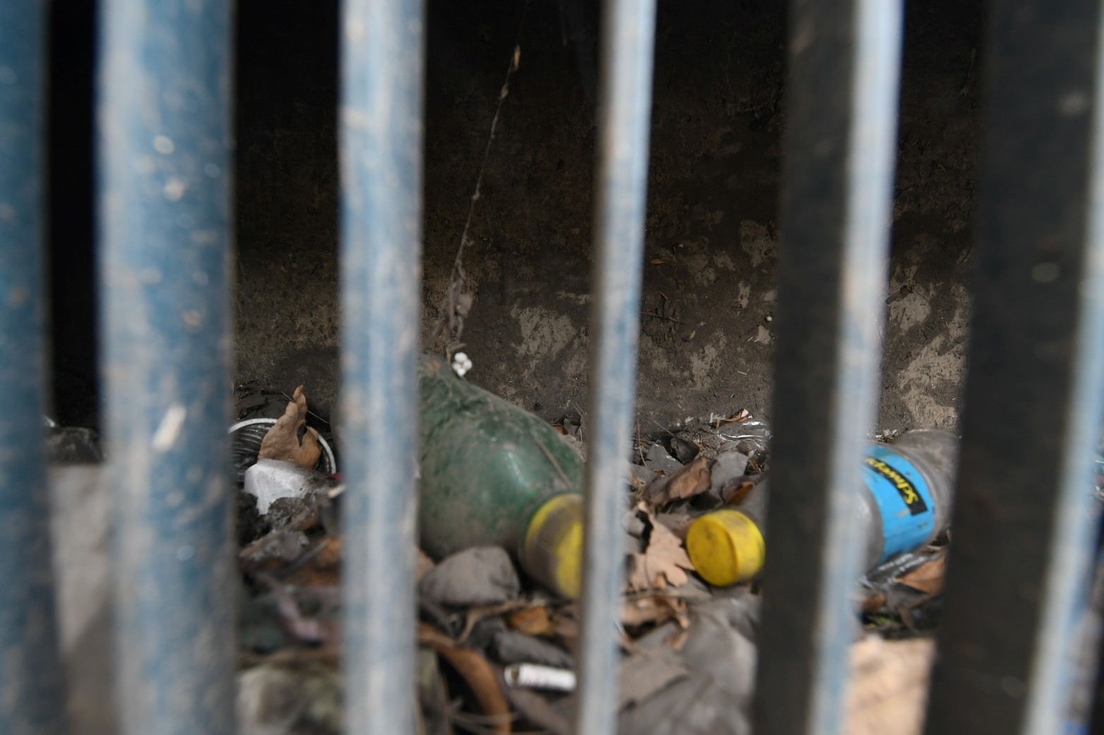 Botellas bolsas plásticas en el retardador pluvial de Avenida Gdor Freyre y Catamarca