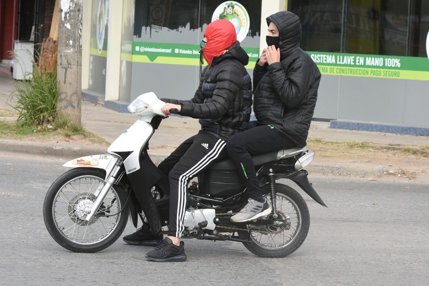 Sin casco en la moto, otra postal cotidiana de las calles de la ciudad.