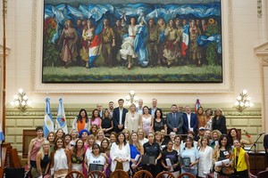 Las mujeres reconocidas y los diputados que las eligieron en el final del acto ayer en Diputados. Foto: Cámara de Diputados.