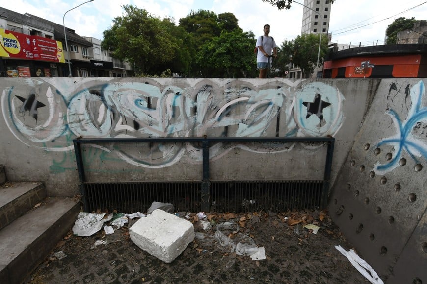 Falta de mantenimiento retardador pluvial de avenida Freyre y Catamarca