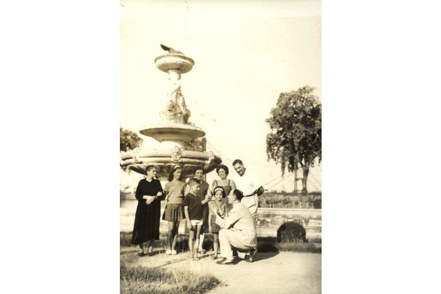 Dingo hace posar a visitantes frente a la fuente del Parque Oroño. Foto: Archivo Museo de la Ciudad