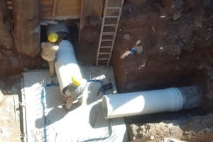 El colector en cuestión tiene un diámetro de 630 milímetros, se extiende a lo largo de más de 2040 metros y dispone de 16 bocas de registro de acceso para mantenimiento del sistema.