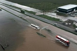 Autopista Rosario-Buenos Aires tiene mucha acumulación de agua.