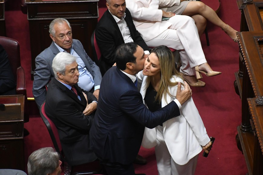 Carolina Losada saluda a Gustavo Valdés, gobernador de Corrientes. Observan la escena Eduardo Galaretto y Mario Barletta. Todos radicales que validan el DNU. Foto: Pablo Aguirre