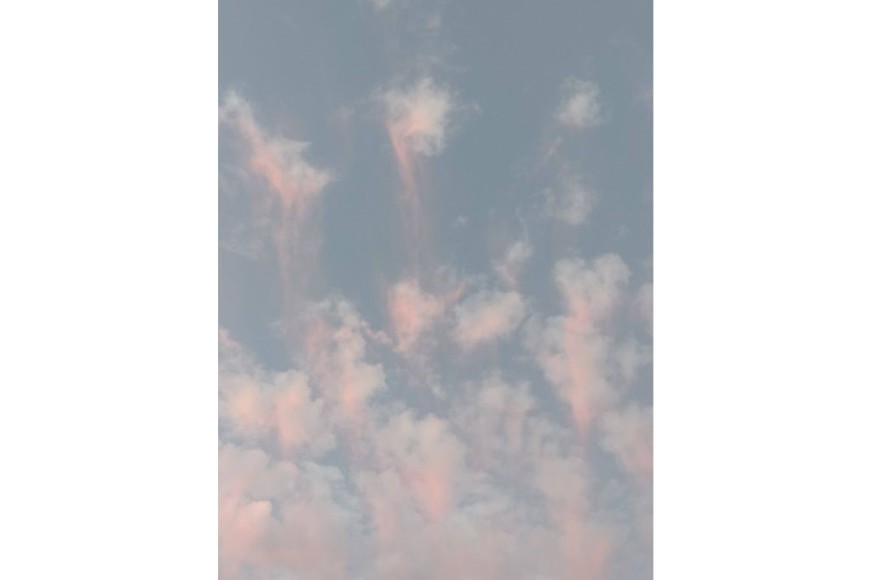 Los Cirrus parecen teñir a los Altocumulus que están unos 3.000 metros más abajo, y que pierden densidad con el aire caliente que asciende desde la superficie.