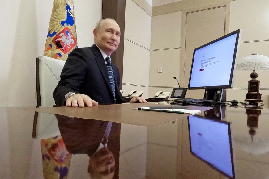 Russian President Vladimir Putin votes online in the presidential election at the Novo-Ogaryovo state residence outside Moscow, Russia March 15, 2024. Sputnik/Mikhail Metzel/Pool via REUTERS ATTENTION EDITORS - THIS IMAGE WAS PROVIDED BY A THIRD PARTY.