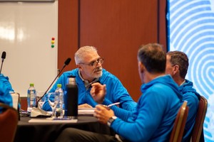 Viejo es el viento...pero sigue soplando. A los 63 años, Rubén Rossi reconoce que "pudo terminar de construir su casa", porque "nadie gana dinero importante en el fútbol desde la formación de jugadores". Es por eso que habla de cariño, amor y sensibilidad para lo que llama "ayudadores" de futbolistas.