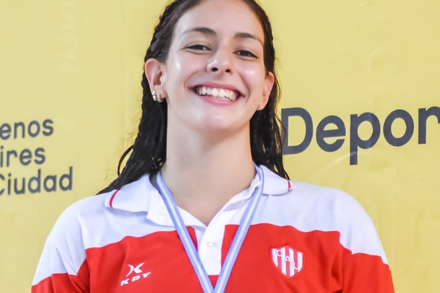 La nadadora logra la medalla de oro en el Campeonato República de Natación en Buenos Aires.