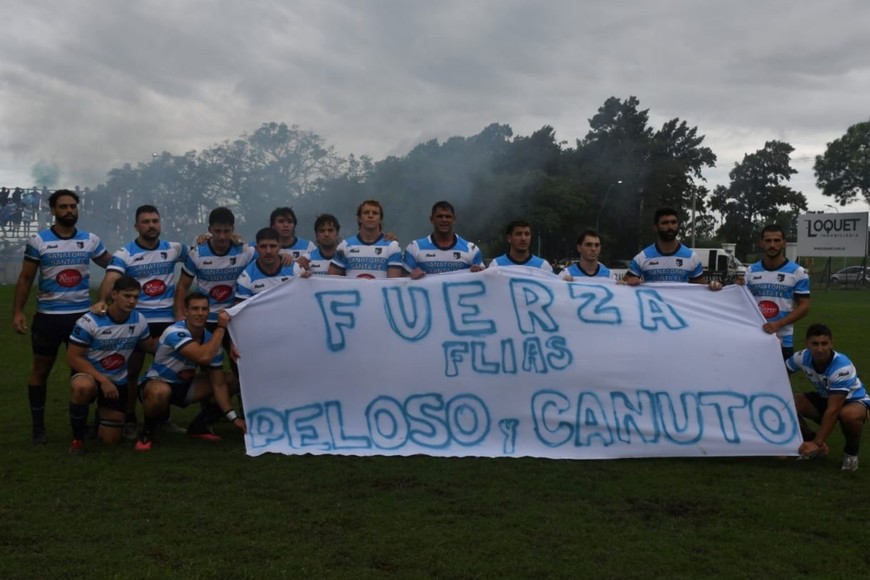 El 15 inicial de CRAI con una bandera en reconocimiento a las familias Canuto y Peloso. Crédito: Luis Cetraro.