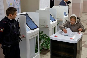 Una ciudadana colocando su voto en la urna en un centro de votación de Moscú este sábado. Crédito: Evgenia Novozhenina/Reuters