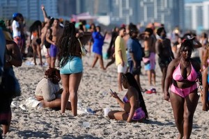 Los vacacionistas, en su mayoría jóvenes, conocidos como "Spring breakers" coparon las costas de South Beach, en Miami Beach.
