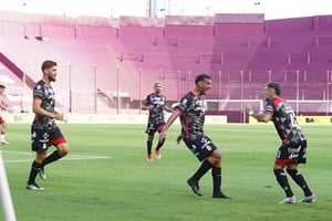 Alexis Domínguez festeja el gol de Barracas Central ante Huracán. Crédito: Prensa Barracas